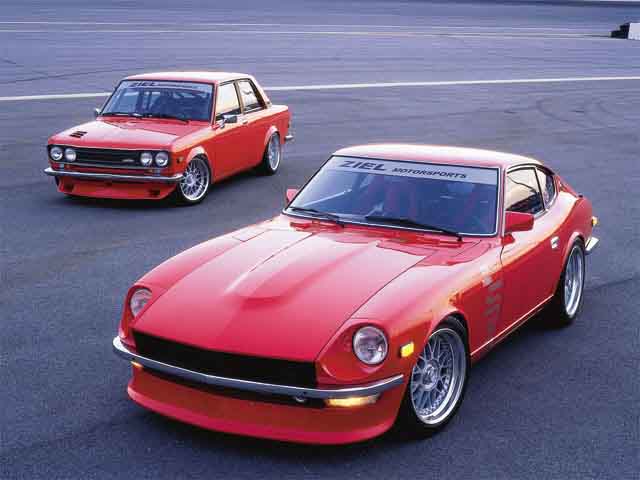 0108tur_14zoom+1972_Datsun_240_Z+1973_Datsun_510_In_Background.jpg