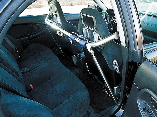 0201tur_05zoom+Subaru_WRX+Interior_Rear_Seats.webp