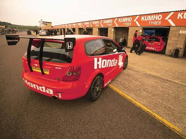 0308ht_02zHonda_Civic_Type_RRear_Pa.webp