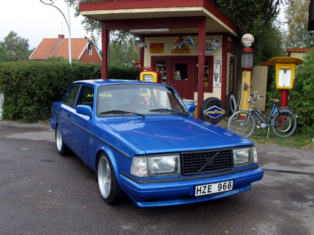 0402_01z+1975_volvo_240+front_side_view.webp