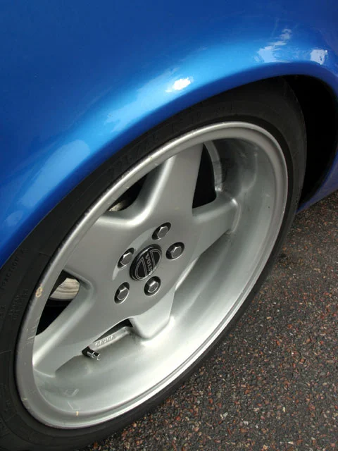 0402_06z+1975_volvo_240+wheel_view.webp