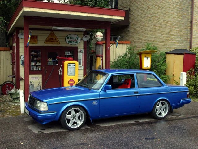 0402_07z+1975_volvo_240+side_view.webp