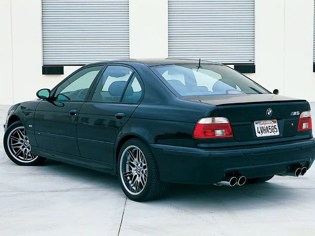 0405_01z+2003_bmw_e39_m5+rear_left_view.webp