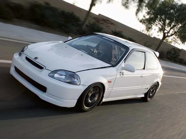 0511ht_01z+Honda_Civic_Type_R+Driver_Side_Front_View.webp
