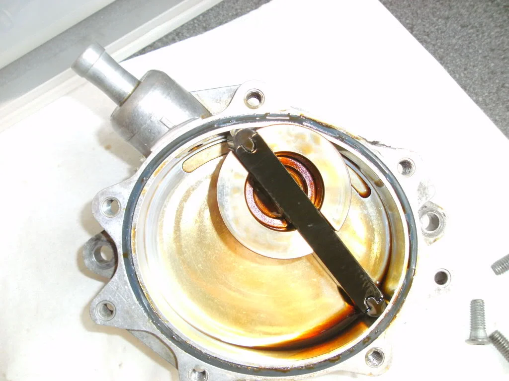 06VacuumPumpopen.webp