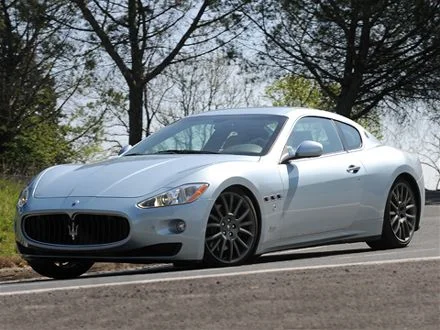 0905_07_z+2010_maserati_gran_turismo_s_automatic+front_three_quarters_view.webp