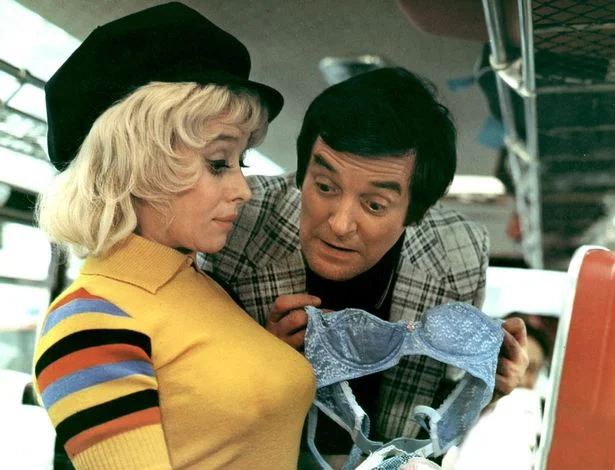 0_WINDSORLOGAN-CARRY-ON-ABROAD-1972.webp