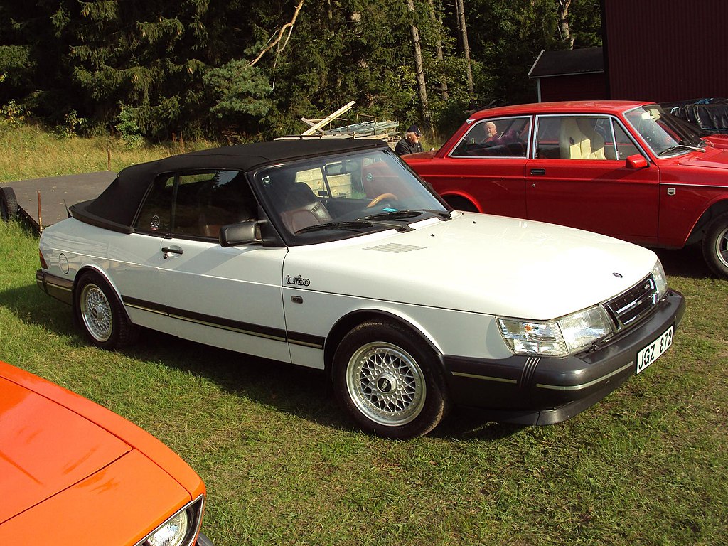 1024px-Saab_900_Turbo_Cabriolet_(4984771968).jpg