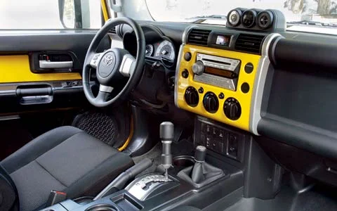 112_0604_25z_snow+2007_toyota_fj_cruiser+interior_view.webp