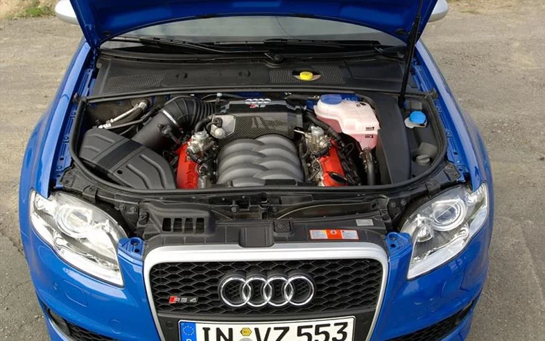 112_0712_05z+2008_audi_RS4+engine.webp