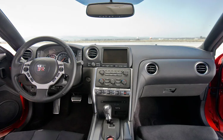 112_0803_06z+2009_nissan_GTR+interior_view.webp