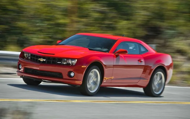 112_0903_11z+2010_american_muscle_car_comparison+2010_camaro_side_motion.webp