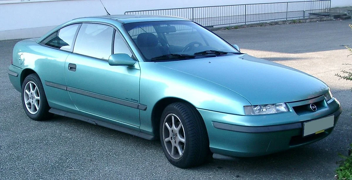 1200px-Opel_Calibra_front_20071007.webp