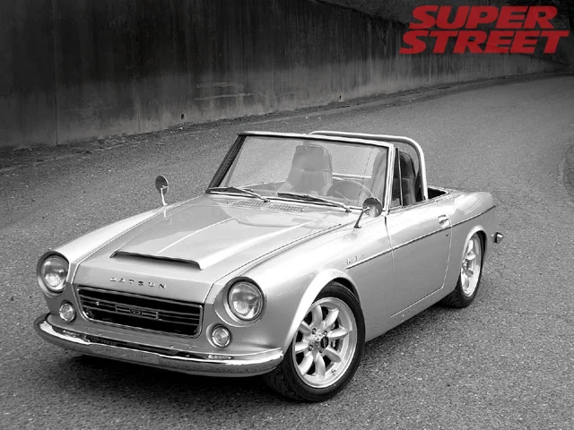 130_0702_01_z+1968_nissan_datsun_2000_fairlady+front_view.webp