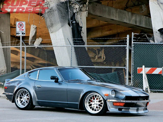 130_0706_02_z+1971_datsun_240z+right_side_view.webp
