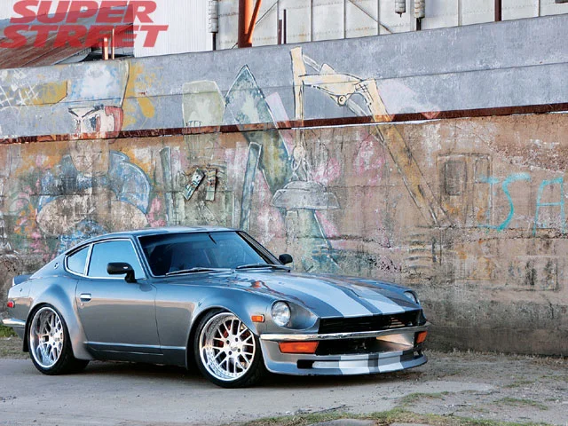 130_0706_03_z+1971_datsun_240z+right_front_view.webp