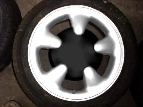 16V_ph2_WheelsBW.webp