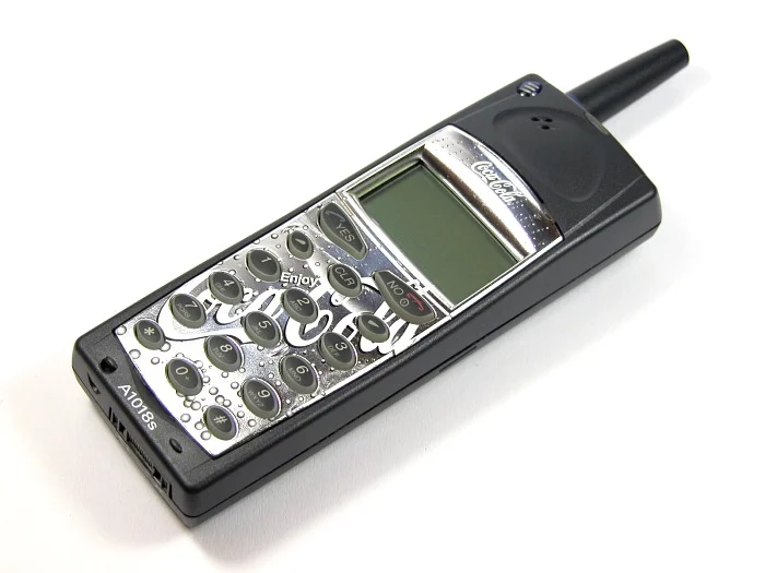 17735d1365010238-40-years-mobile-what-your-first-phone-original.webp