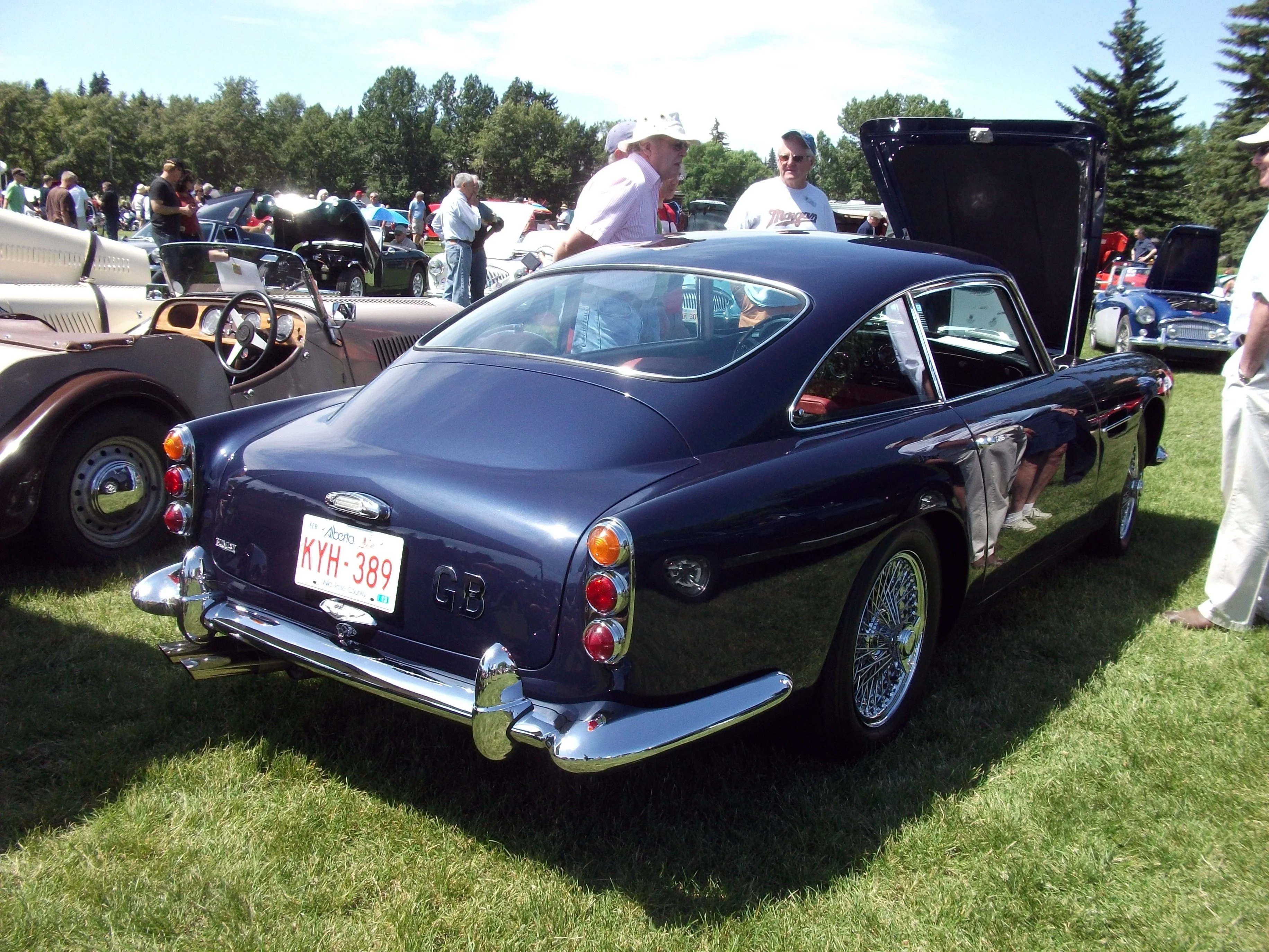 1961_Aston_Martin_DB4_rear_%285982924101%29.webp