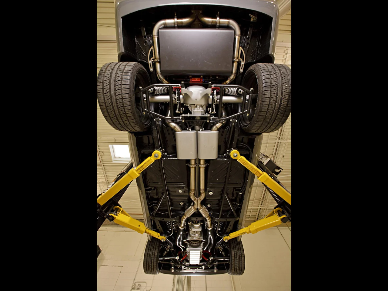 1970-Dodge-Challenger-by-Roadster-Shop-Lift-1280x960.webp