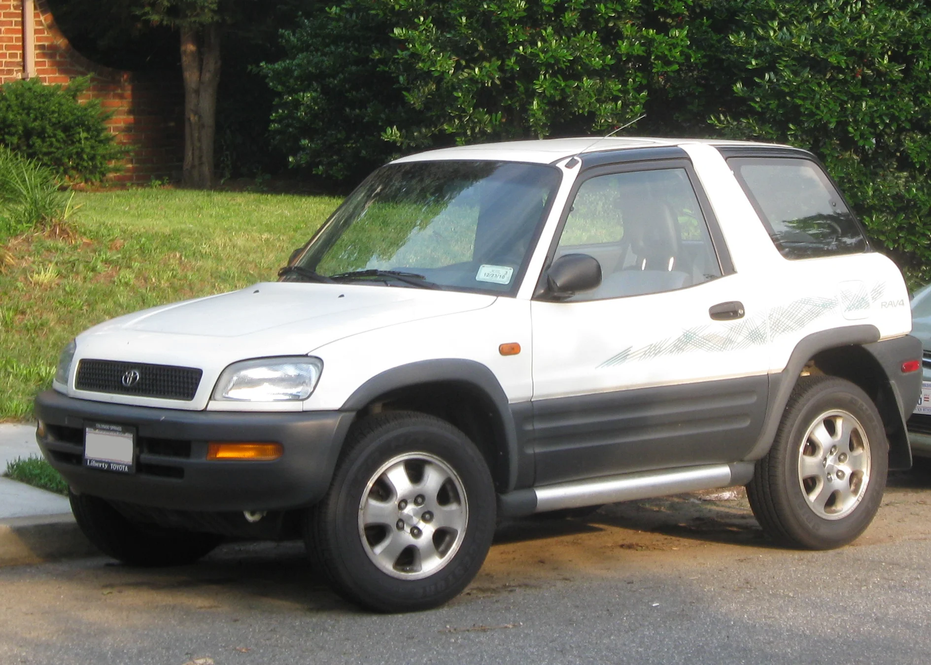 1996-1997_Toyota_RAV4.webp