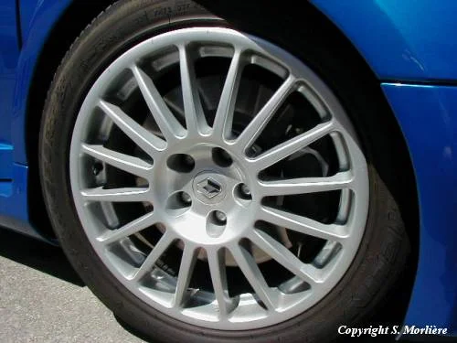 2001_renault_clio_v6_04_m.webp