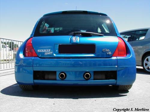 2001_renault_clio_v6_10_m.jpg