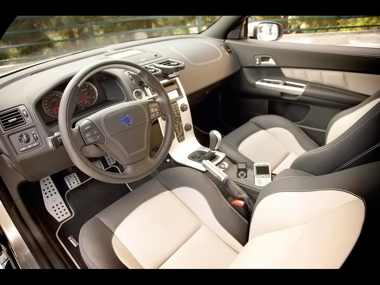 2006-Heico-Sportiv-Burton-Snowboard-Volvo-C30-Concept-Interior-1280x960.webp