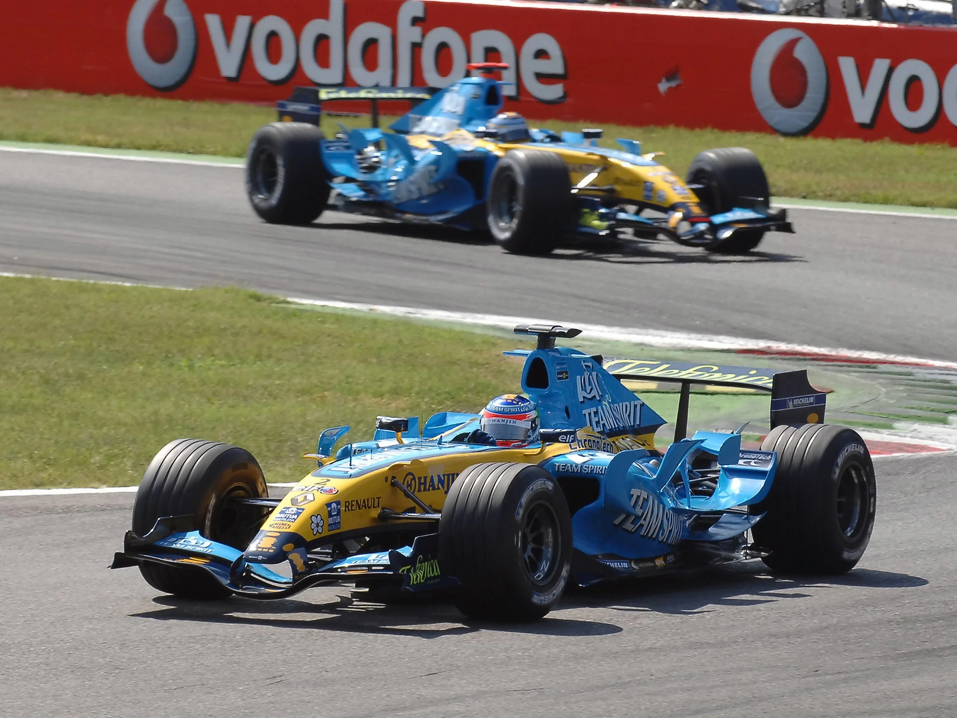 2006-Renault-F1-R26-Front-And-Side-Duo-1920x1440.webp