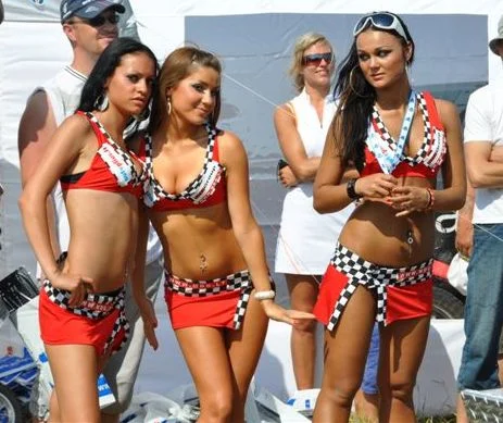 2009-omnitel-1000km-grid-girls.webp