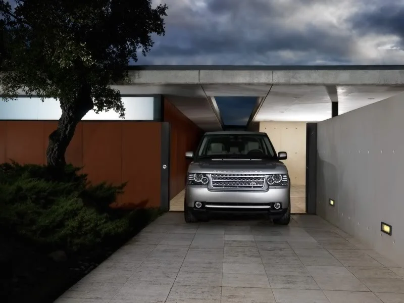 2010-Land-Rover-Range-Rover-Front-1.webp
