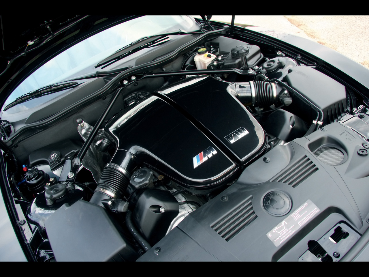 2010-Manhart-Racing-BMW-Z4-V10-Engine-Compartment-1280x960.jpg
