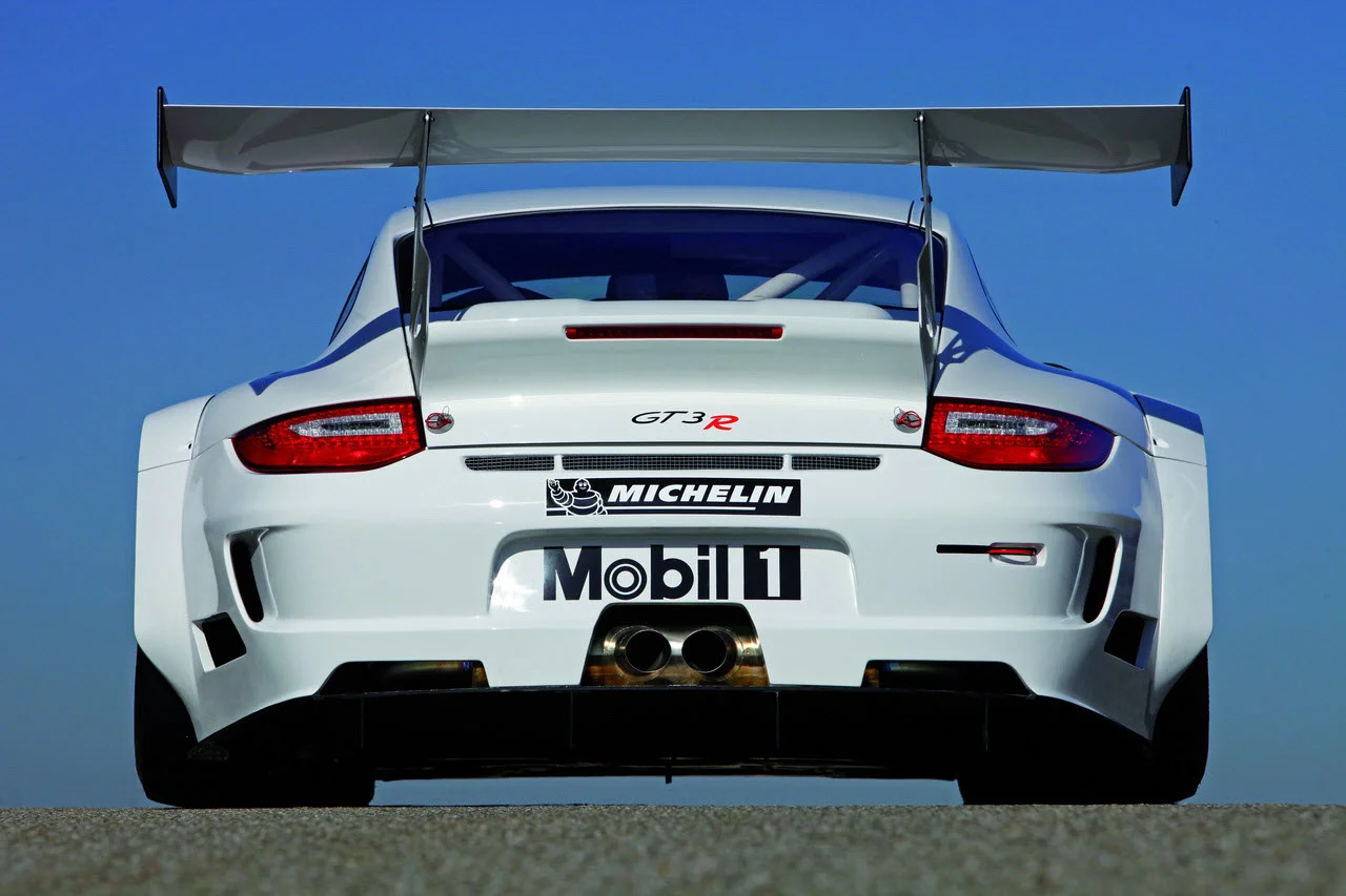 2010_Porsche-911-GT3R_02.webp