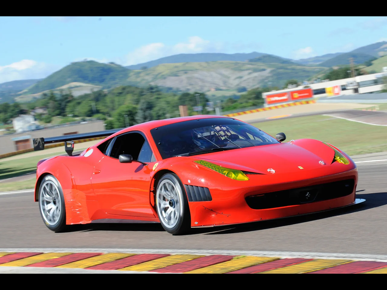 2011-Ferrari-458-Italia-Grand-Am-Front-And-Side-Speed-1280x960.webp
