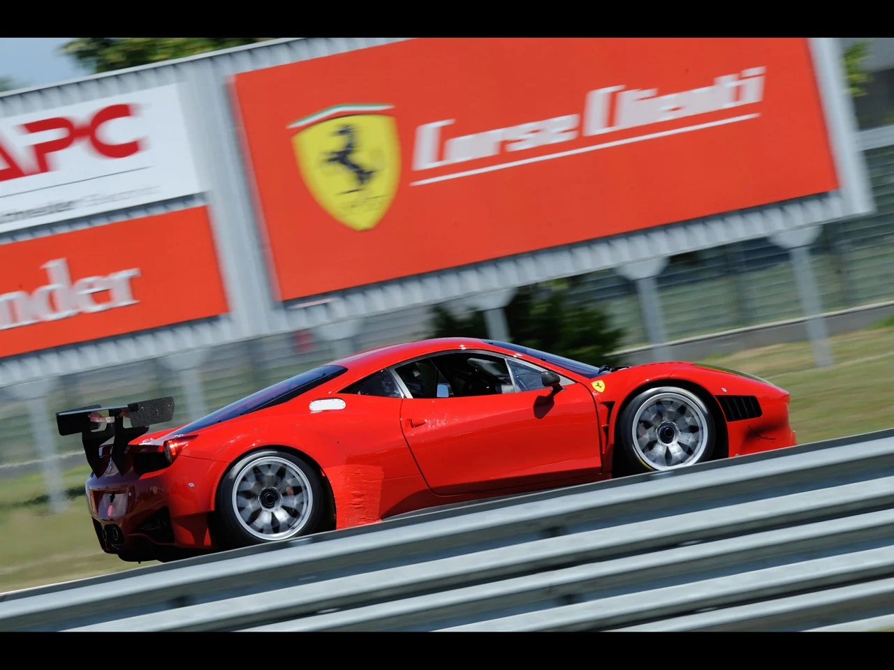 2011-Ferrari-458-Italia-Grand-Am-Side-Angle-Speed-Tilt-1280x960.webp