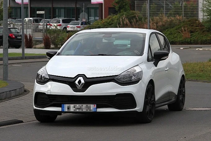 2013-renault-clio-iv-rs-210-spotted-undisguised-in-white-medium_2.webp
