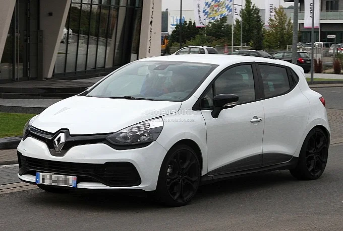 2013-renault-clio-iv-rs-210-spotted-undisguised-in-white-medium_3.webp
