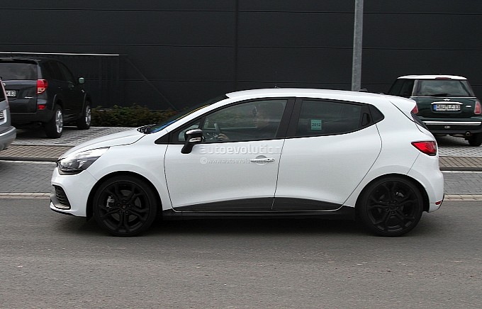 2013-renault-clio-iv-rs-210-spotted-undisguised-in-white-medium_4.jpg