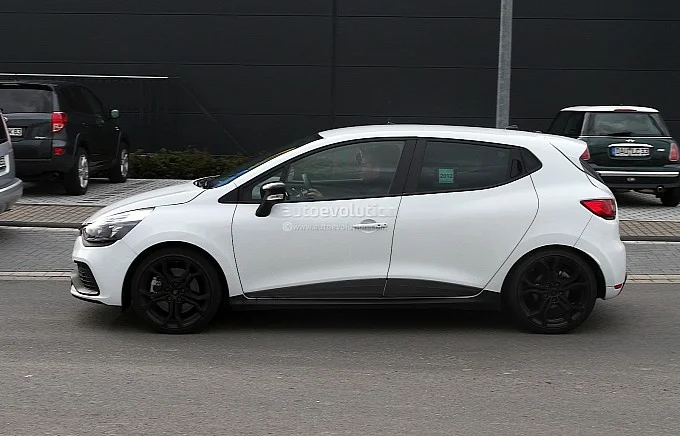 2013-renault-clio-iv-rs-210-spotted-undisguised-in-white-medium_4.webp