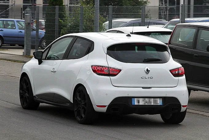 2013-renault-clio-iv-rs-210-spotted-undisguised-in-white-medium_6.webp
