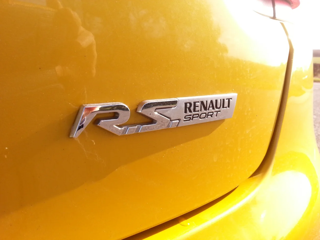 2014-renaultsport-clio-rs-200-edc-photo-boot-badge.webp
