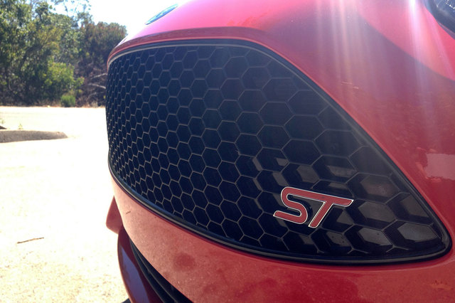 2014_ford_fiesta_ST_front_grill_10.jpg