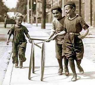 320px-Boys_with_hoops_on_Chesnut_Street.webp