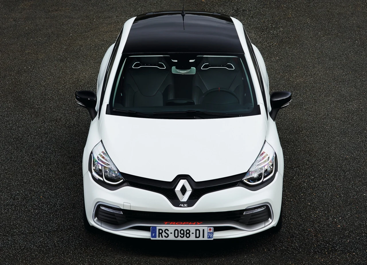 329615renaultcliorstrophy220edc201501.webp