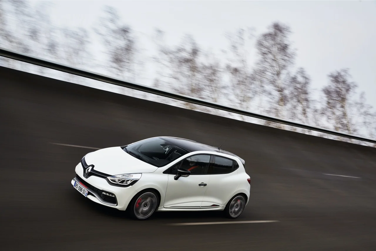 359578renaultcliorstrophy220edc201508.webp