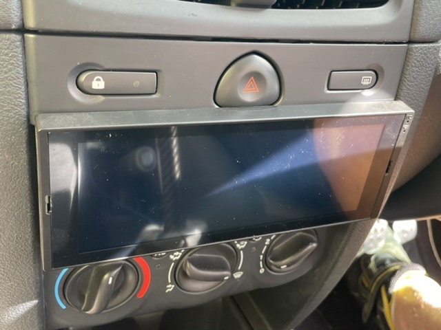 Cheap CarPlay head unit in a Clio 1*2? Here's an option