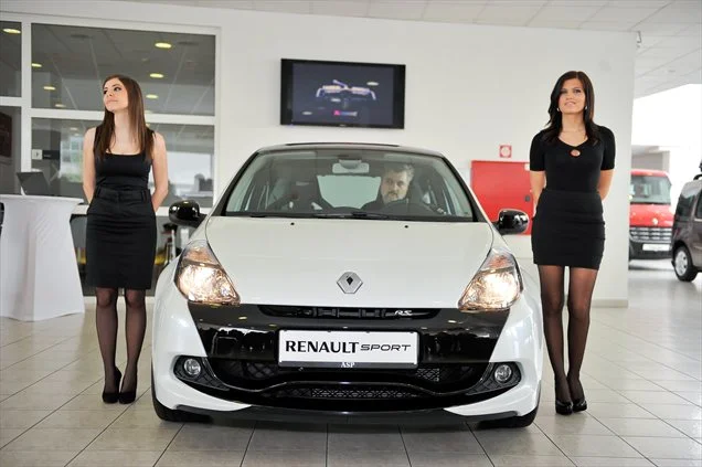 634705296757206592_renault_clio_rs_akrapovic-3.webp