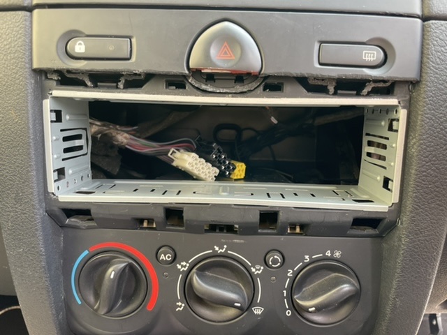 Cheap CarPlay head unit in a Clio 1*2? Here's an option