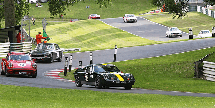 70s-Road-Sports-head-for-Hall-Bends-at-Cadwell-Park.gif