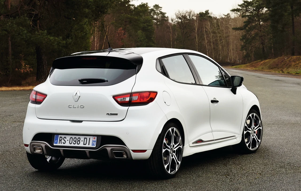 735558renaultcliorstrophy220edc201505.webp